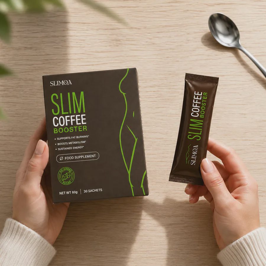 Hände halten die Slimqa Verpackung und einen Sachet-Stick über einem hellen Holztisch